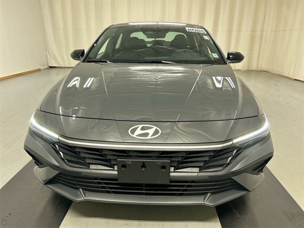 2025 Hyundai Elantra SEL Sport photo 3