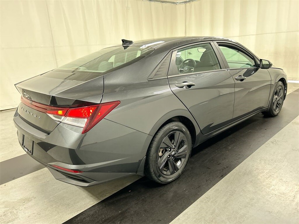 2023 Hyundai Elantra SEL photo 2