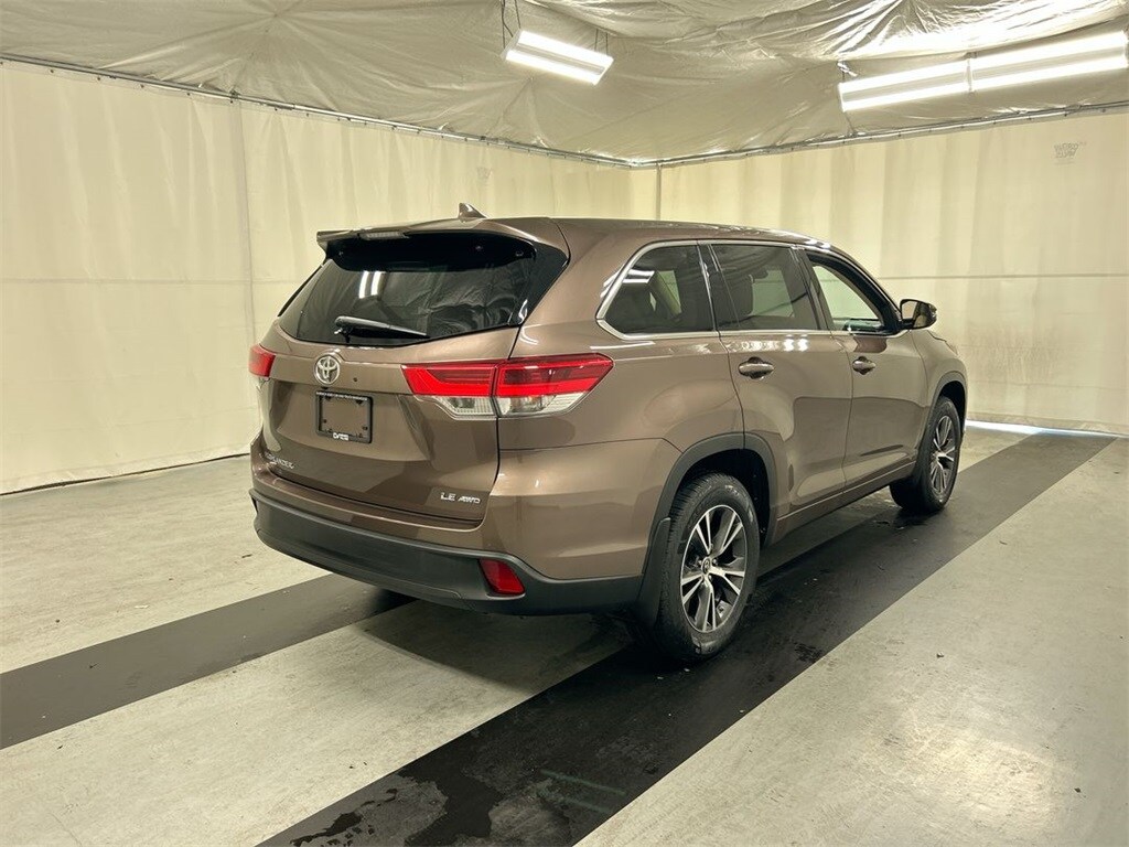 2017 Toyota Highlander LE photo 2