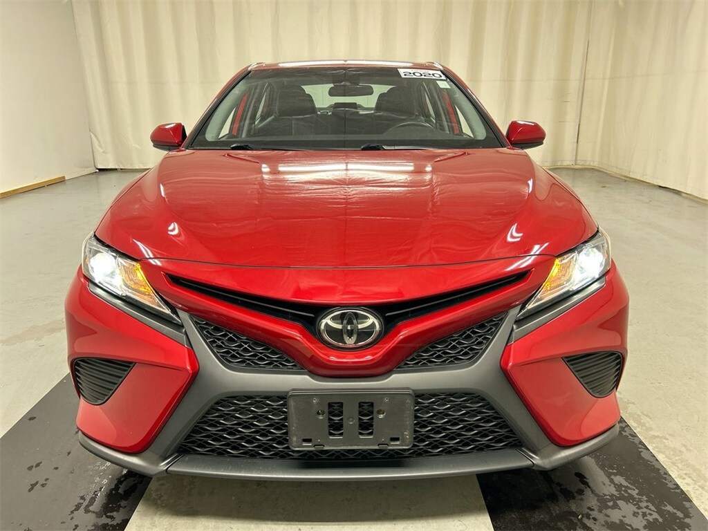 2020 Toyota Camry SE photo 3
