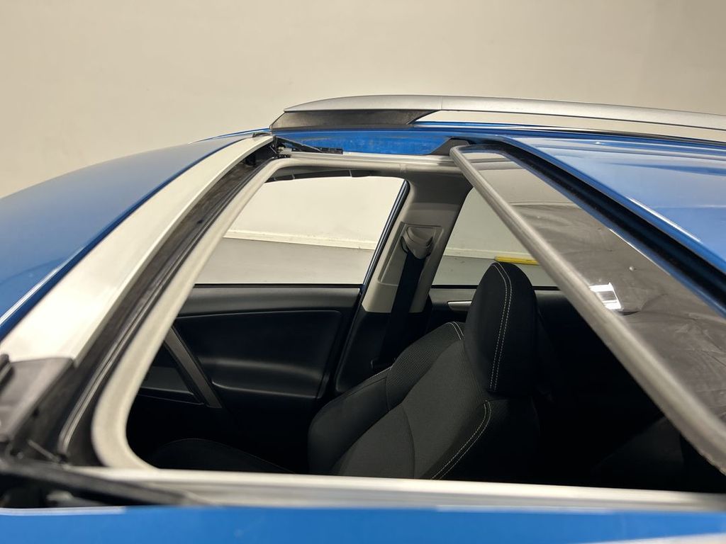 2017 Toyota RAV4 XLE - Photo 19