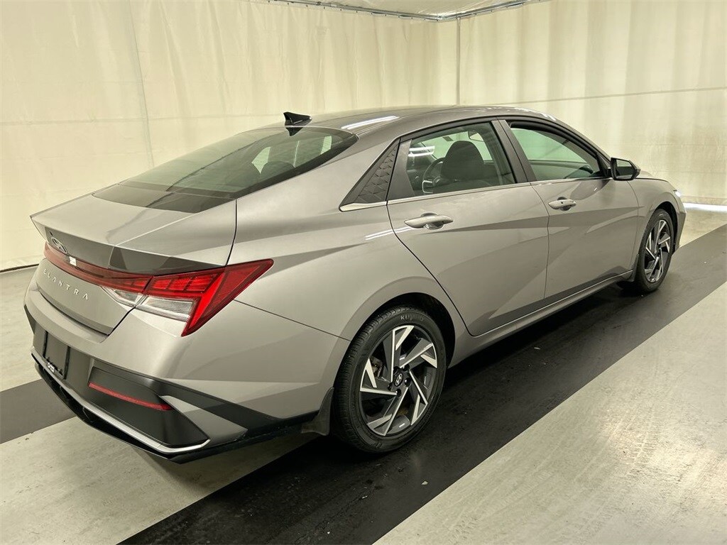 2024 Hyundai Elantra SEL Convenience photo 2
