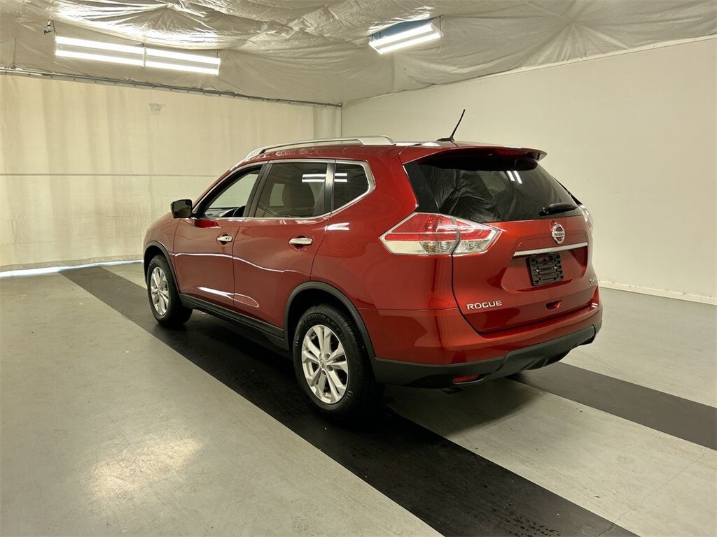 2016 Nissan Rogue SV photo 2