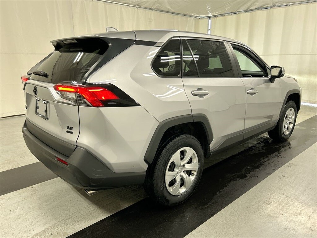 2022 Toyota RAV4 LE photo 2