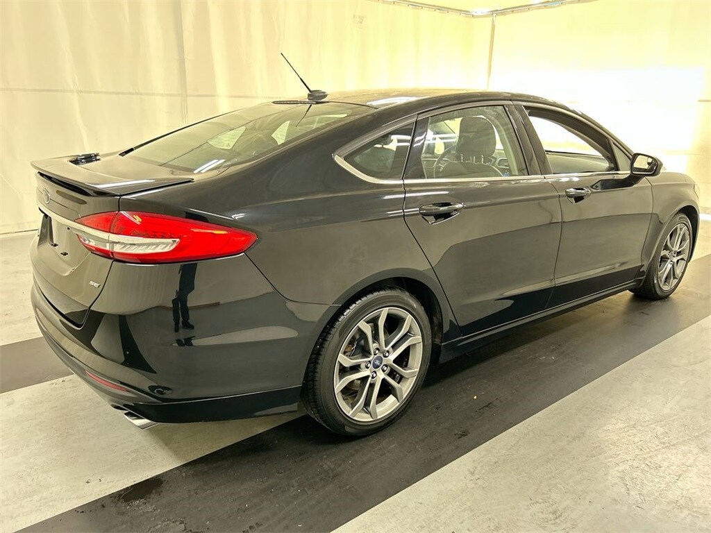 2017 Ford Fusion SE photo 2