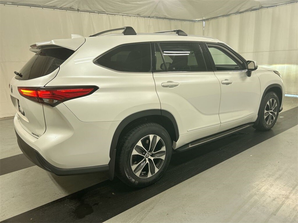 2022 Toyota Highlander XLE photo 2