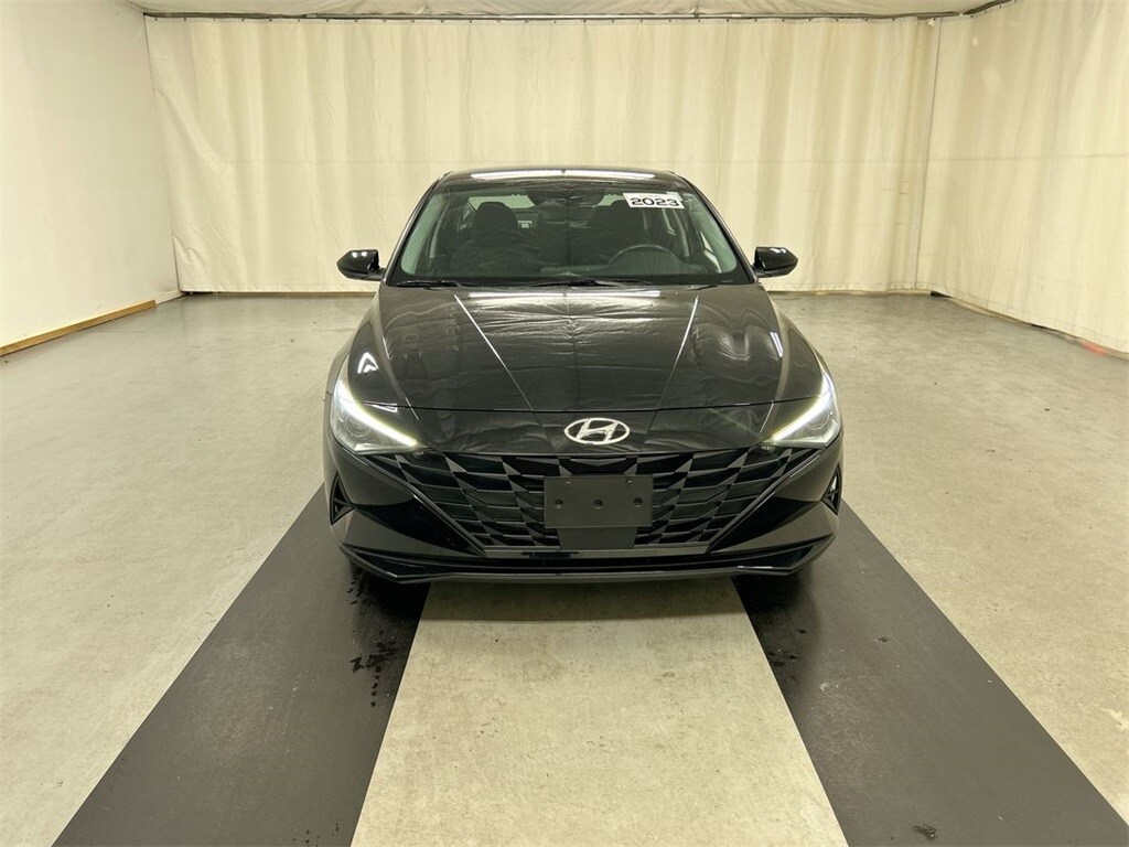 2023 Hyundai Elantra SEL photo 3