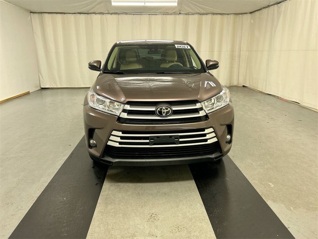 2017 Toyota Highlander LE photo 3