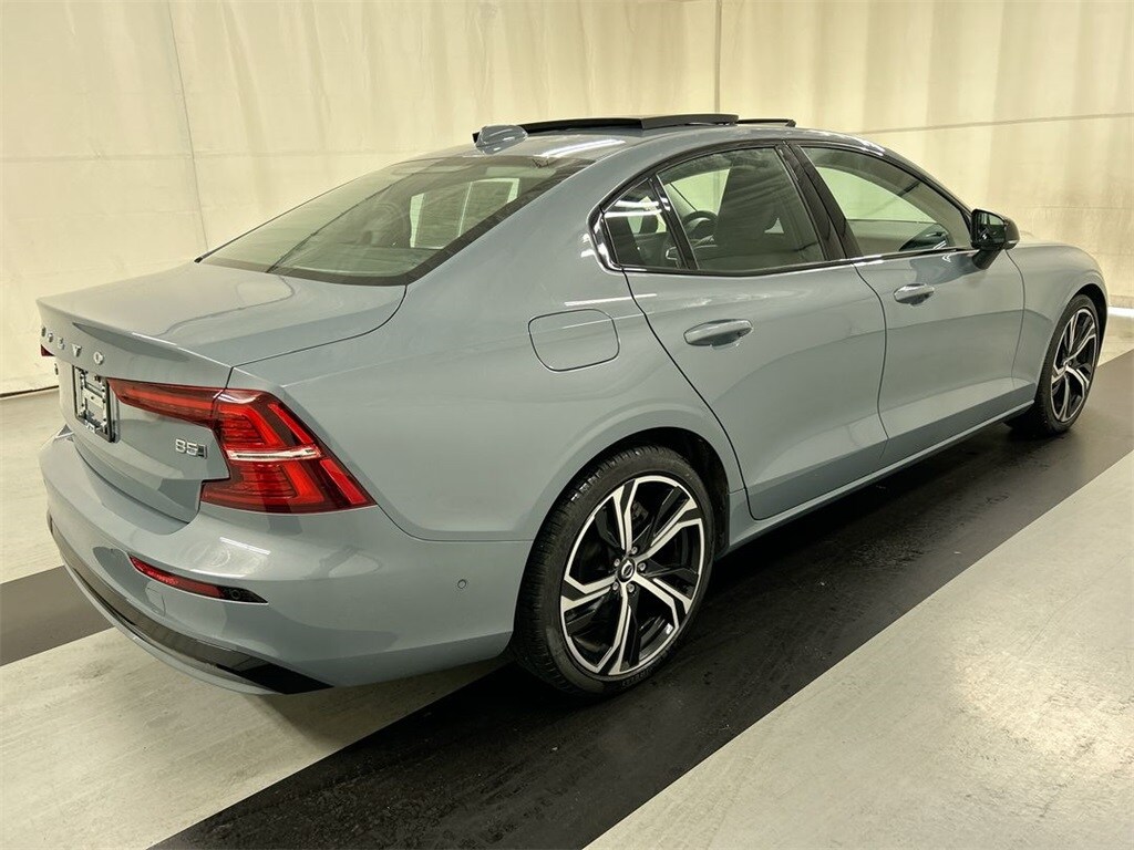 2024 Volvo S60 B5 Plus photo 2
