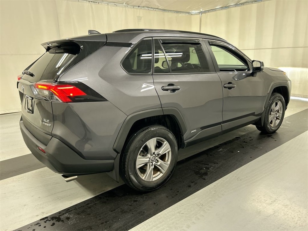 2024 Toyota RAV4 Hybrid XLE photo 2