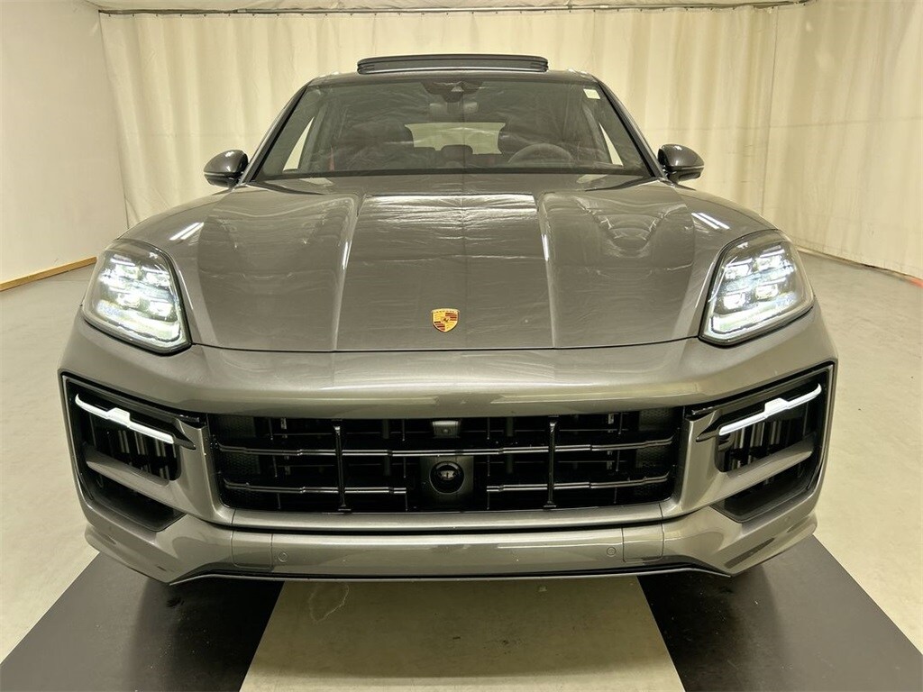 2025 Porsche Cayenne GTS photo 3