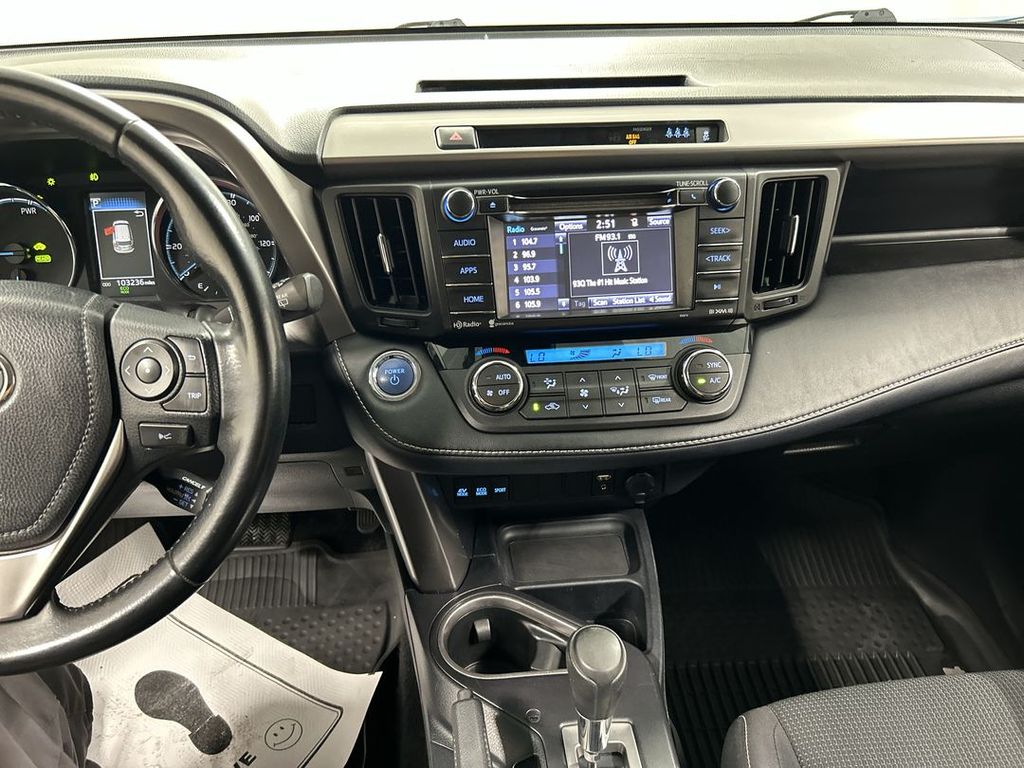 2017 Toyota RAV4 XLE - Photo 18