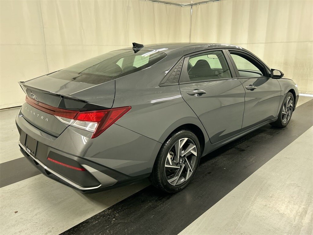 2025 Hyundai Elantra SEL Sport photo 2