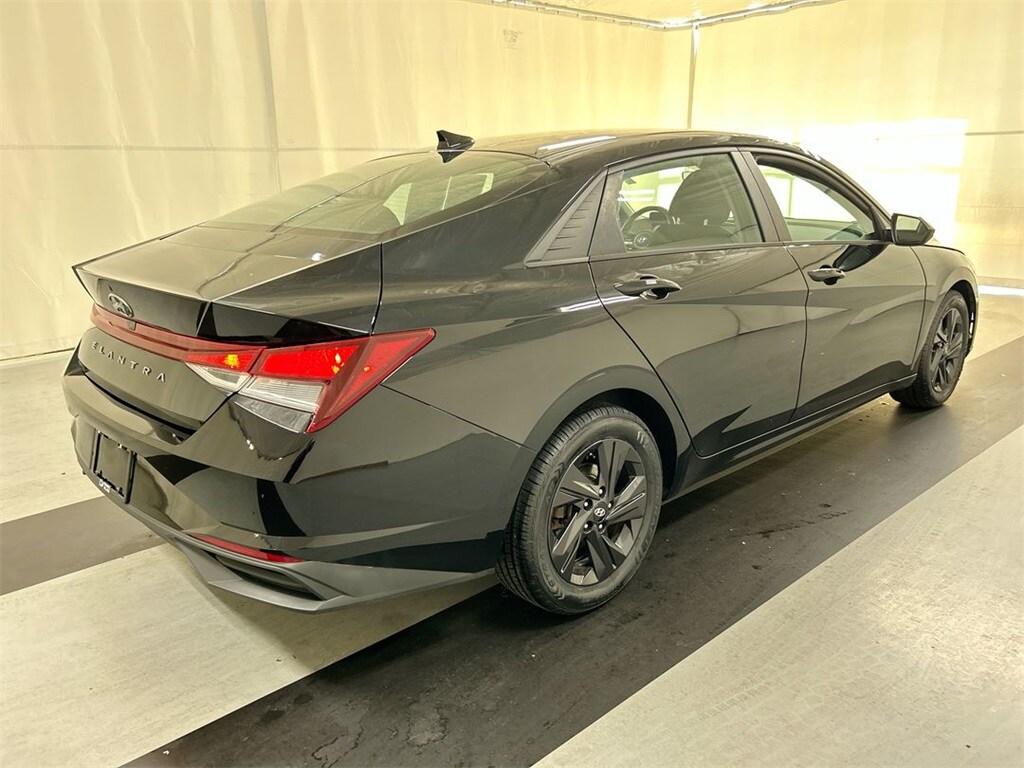 2021 Hyundai Elantra SEL Convenience photo 2