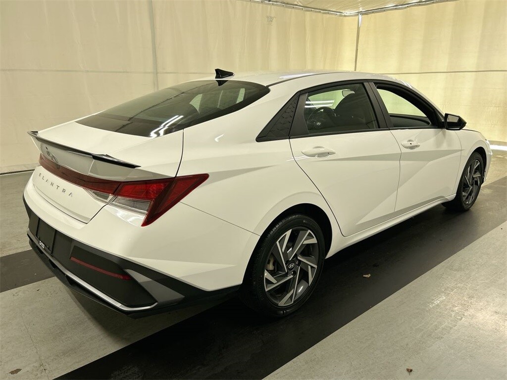 2025 Hyundai Elantra SEL Sport photo 2