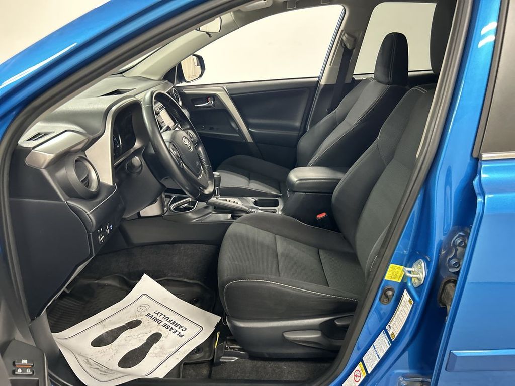 2017 Toyota RAV4 XLE - Photo 9