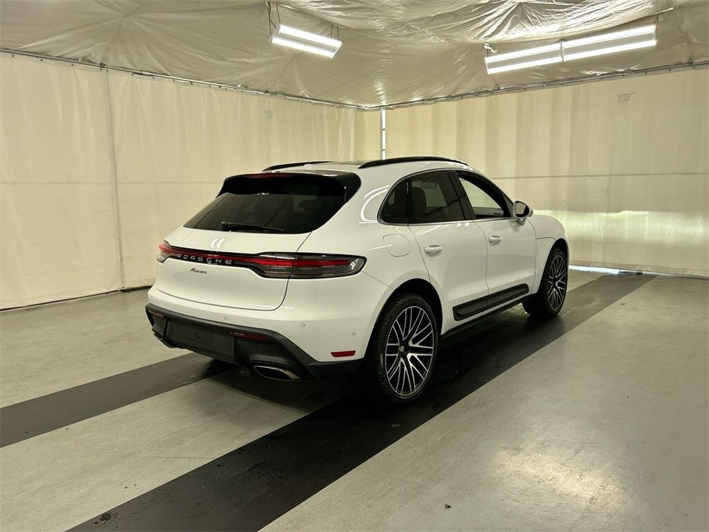 2024 Porsche Macan Base photo 2