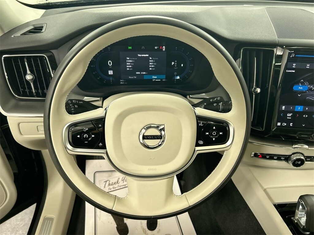 2025 Volvo XC60 B5 Plus photo 4