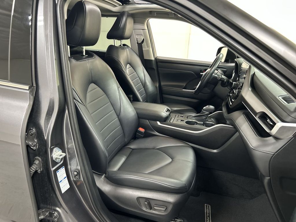 2022 Toyota Highlander XLE - Photo 24
