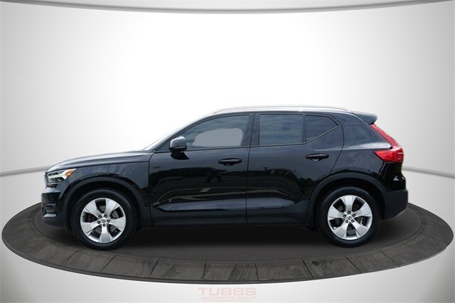 2022 Volvo XC40 T5 AWD Momentum photo 4