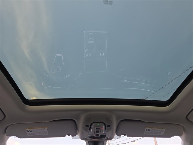 2023 Audi Q7 45 Premium Plus photo 2