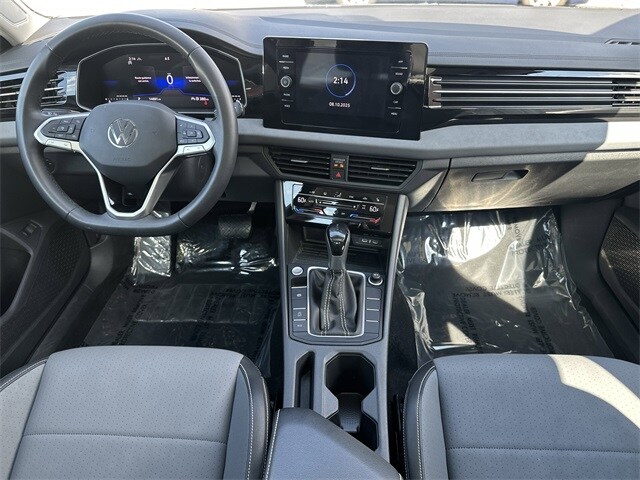 2025 Volkswagen Jetta 1.5T SE photo 2