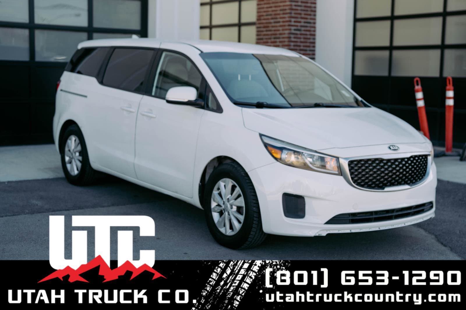 2017 Kia Sedona LX's photo