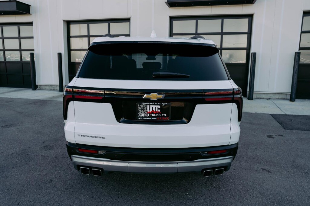 Used 2025 Chevrolet Traverse LT SUV