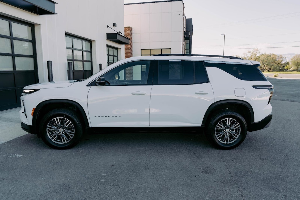 Used 2025 Chevrolet Traverse LT SUV
