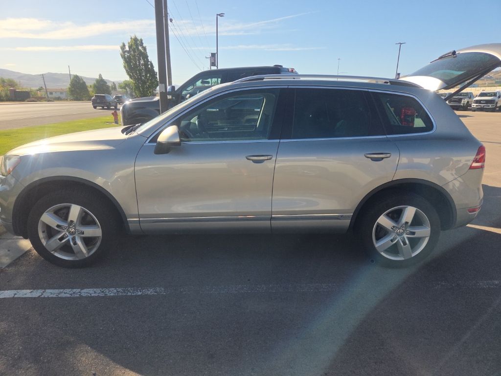 2011 Volkswagen Touareg's photo