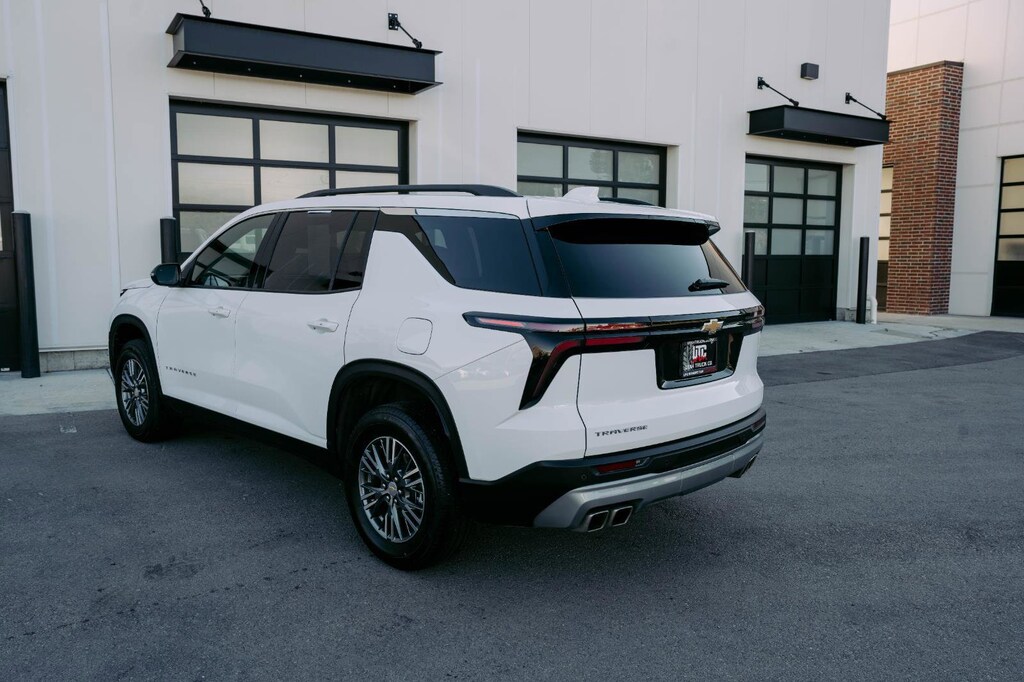 Used 2025 Chevrolet Traverse LT SUV
