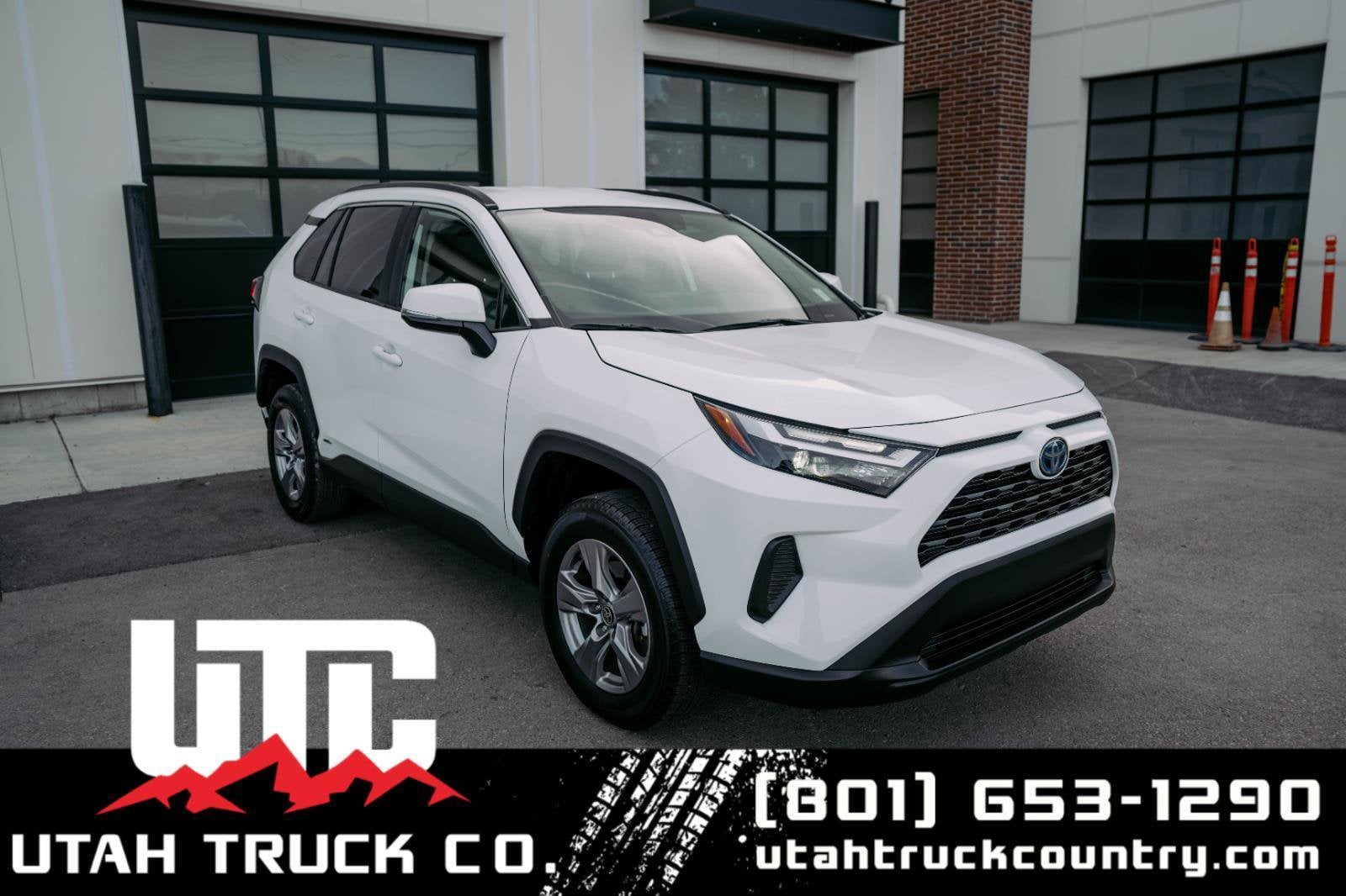 2024 Toyota RAV4 XLE's photo