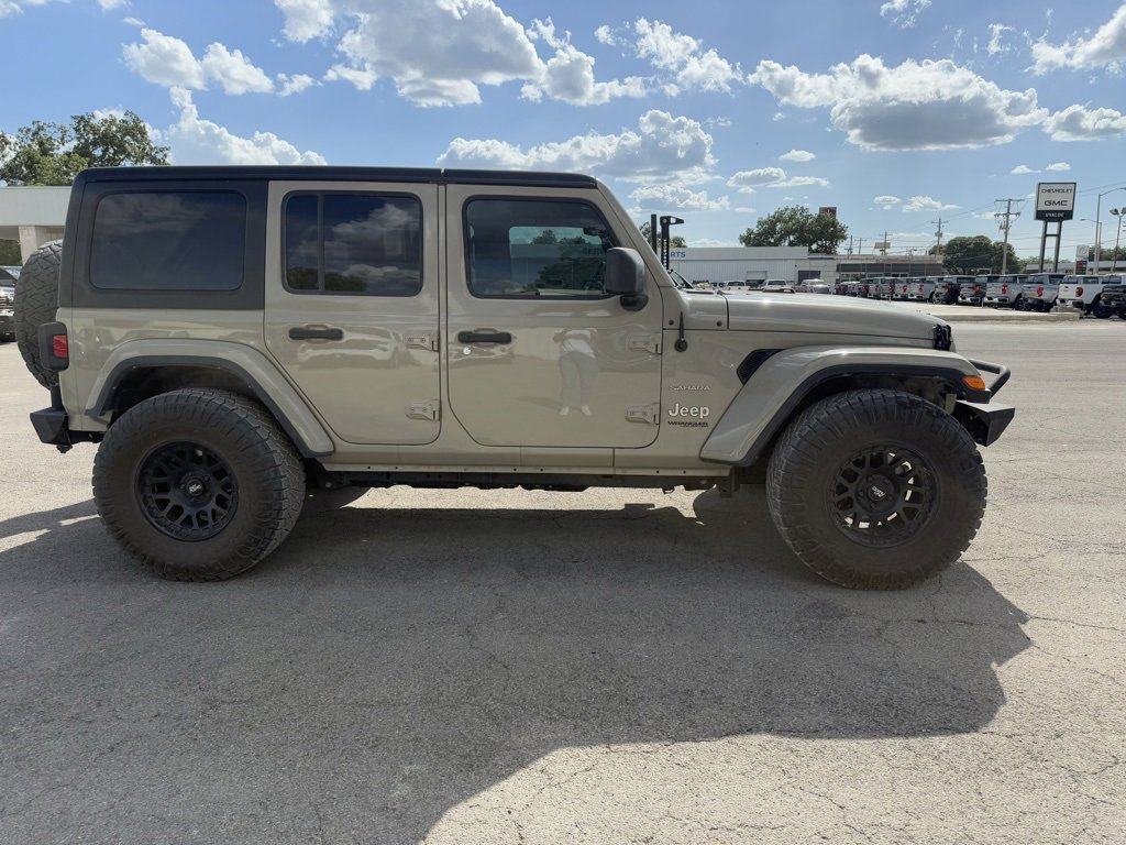 2022 Jeep Wrangler Unlimited Sahara photo 2