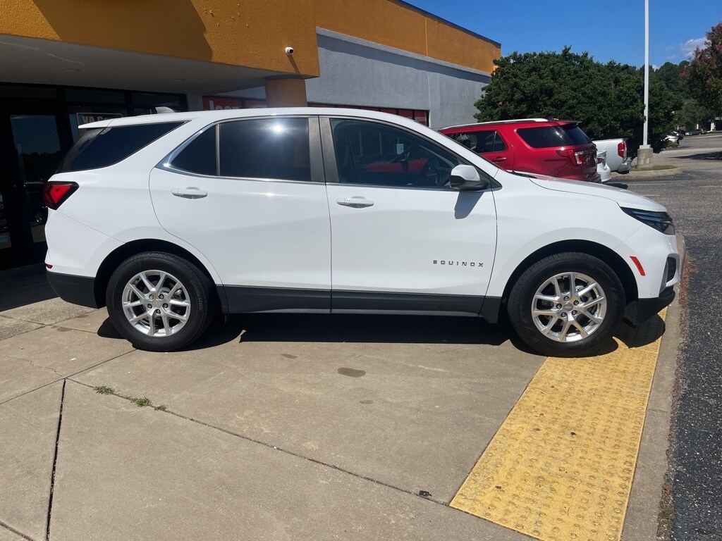 2023 Chevrolet Equinox LT photo 2