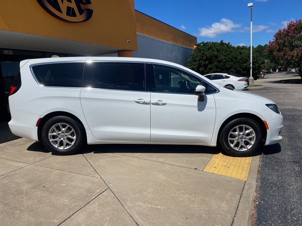 2023 Chrysler Voyager LX photo 2
