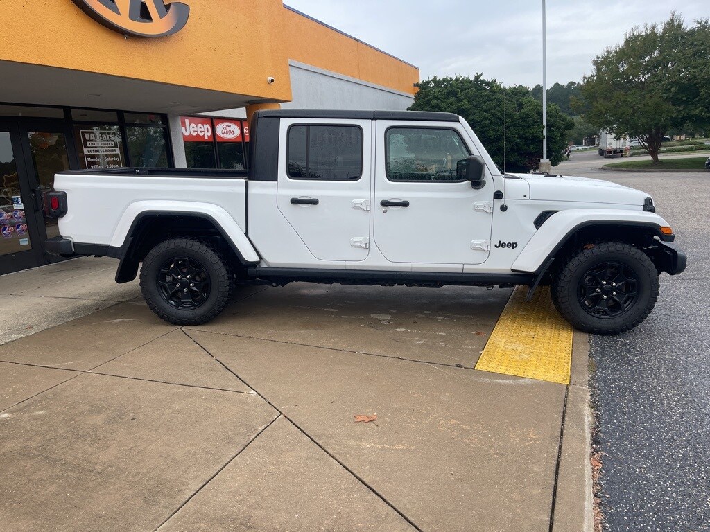2021 Jeep Gladiator Willys photo 2
