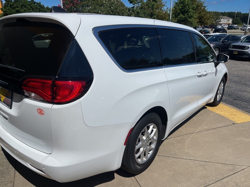 2023 Chrysler Voyager LX photo 3