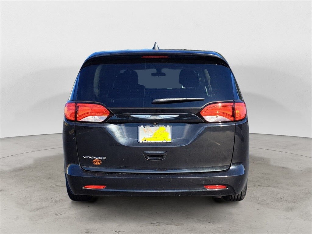 2022 Chrysler Voyager LX photo 3