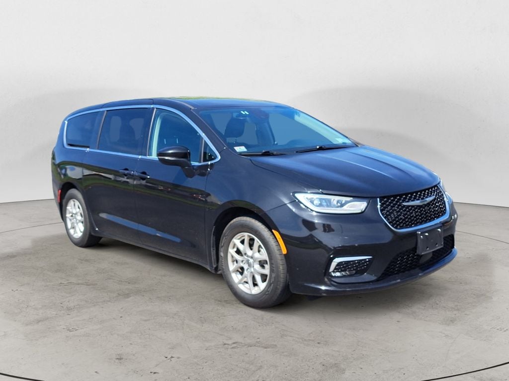 2023 Chrysler Pacifica Touring L's photo