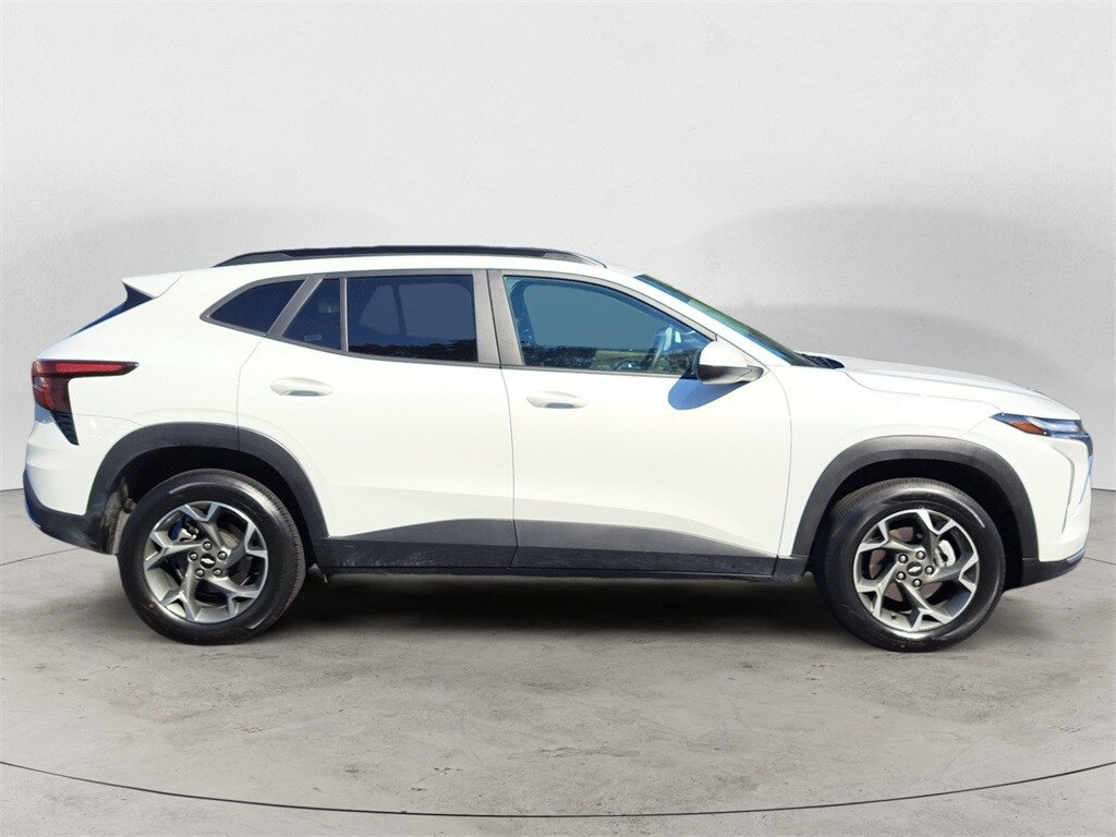 2024 Chevrolet Trax LT photo 2