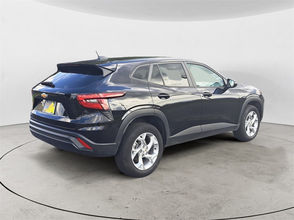 2024 Chevrolet Trax LS photo 3