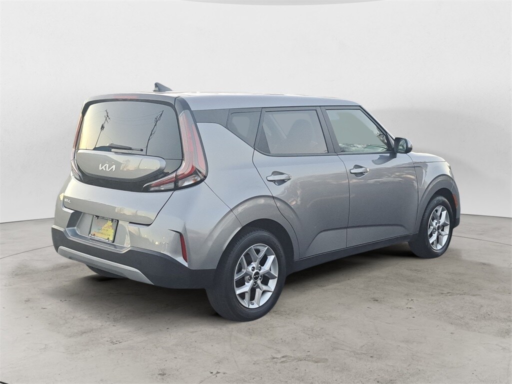 2024 Kia Soul LX photo 2