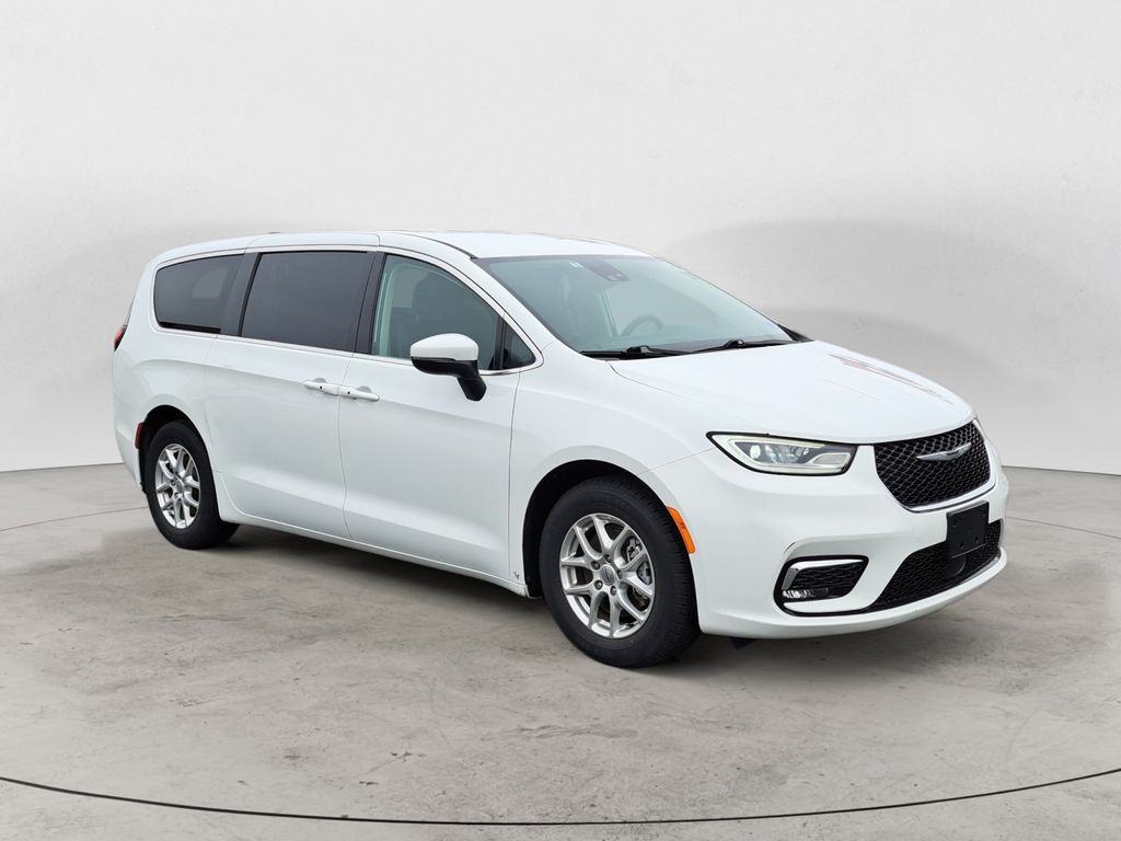 2023 Chrysler Pacifica Touring L's photo