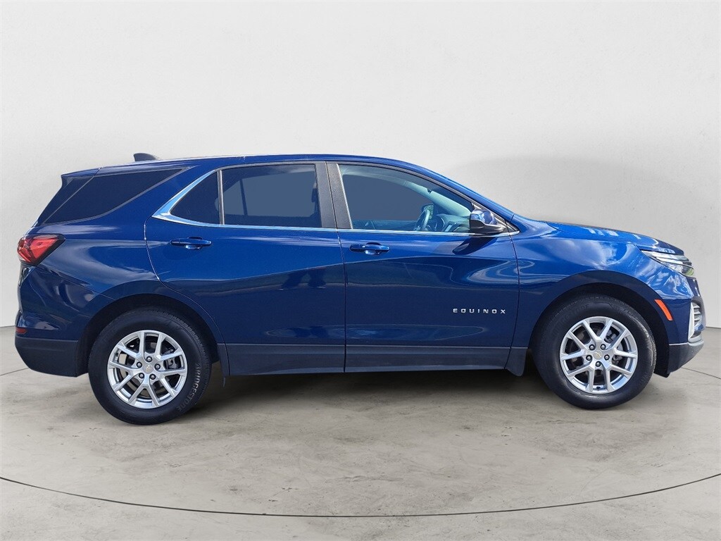 2022 Chevrolet Equinox LT photo 2