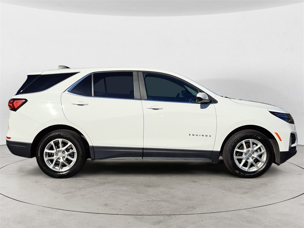 2024 Chevrolet Equinox LT photo 2