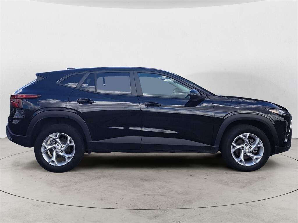 2024 Chevrolet Trax LS photo 2