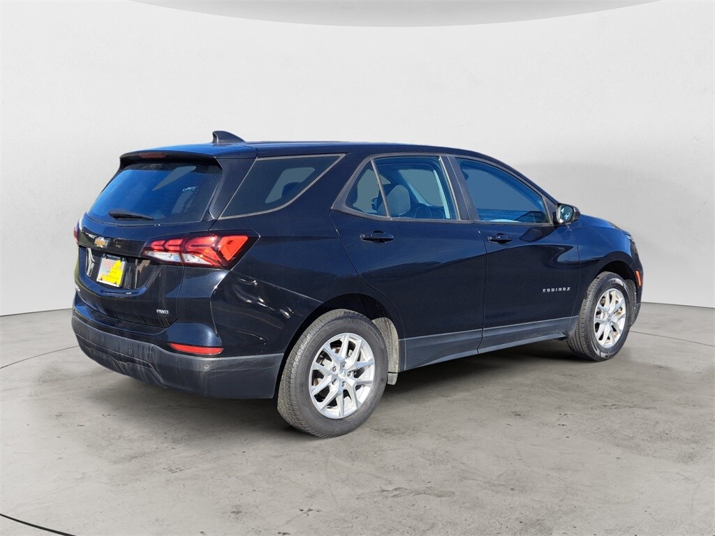 2022 Chevrolet Equinox LS photo 3