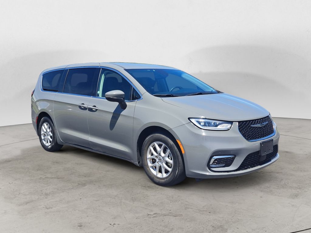 2023 Chrysler Pacifica Touring L's photo