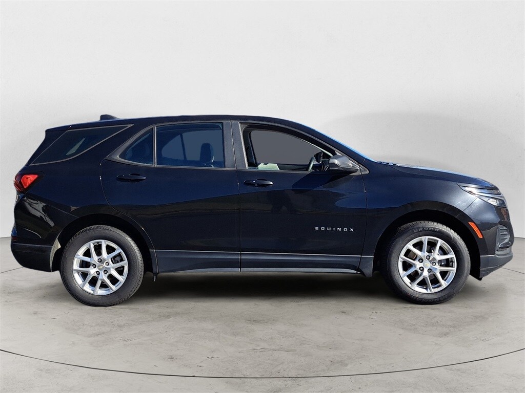 2022 Chevrolet Equinox LS photo 2