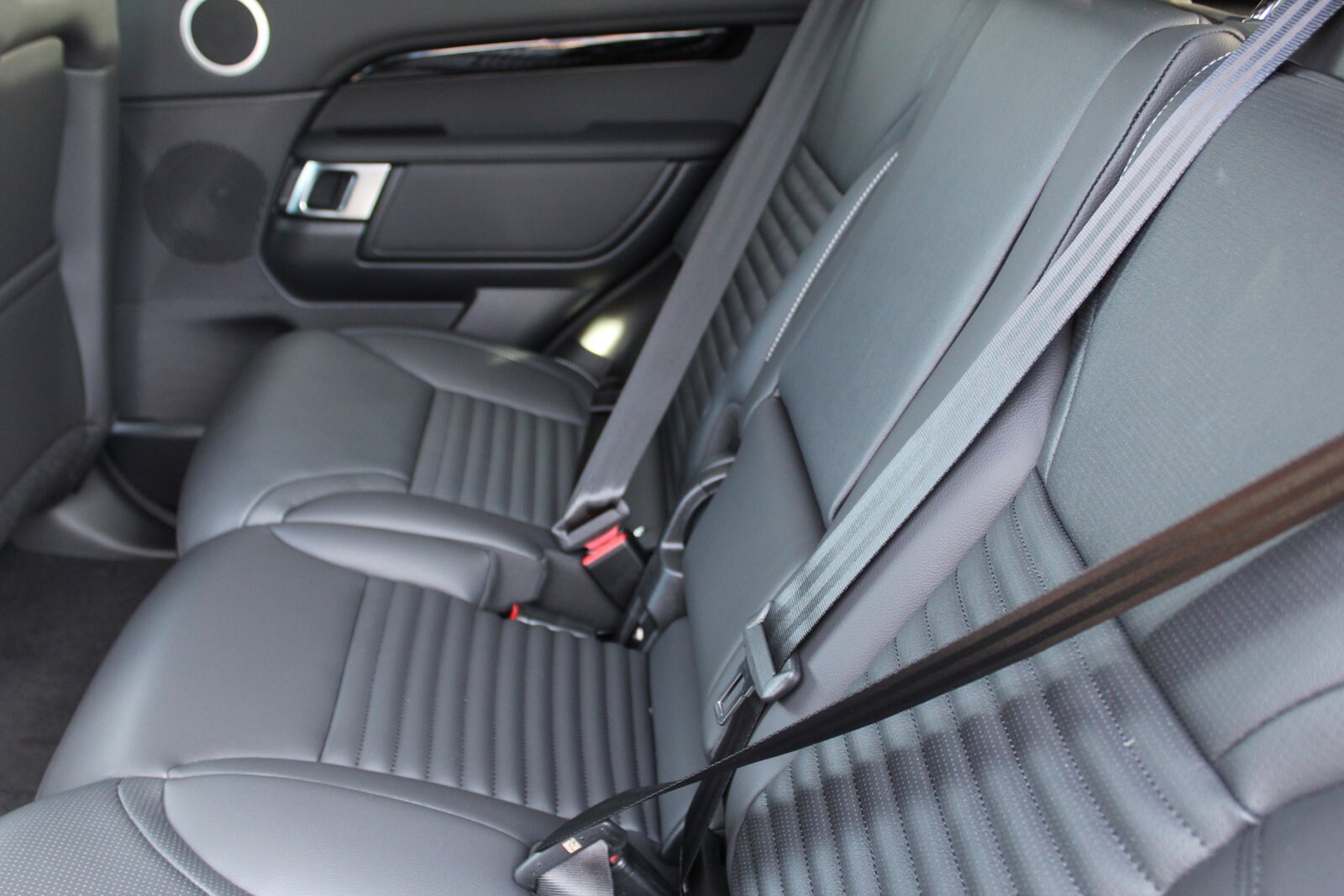 2025 Land Rover Discovery S photo 4